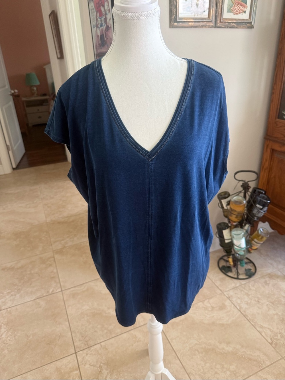 New Women’s WHBM V-Neck Short Sleeve Top in Navy